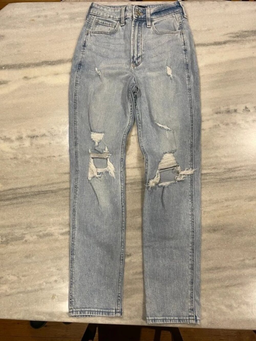 Hollister Women’s Ultra High-Rise Mom Jean 000 (W23 S)